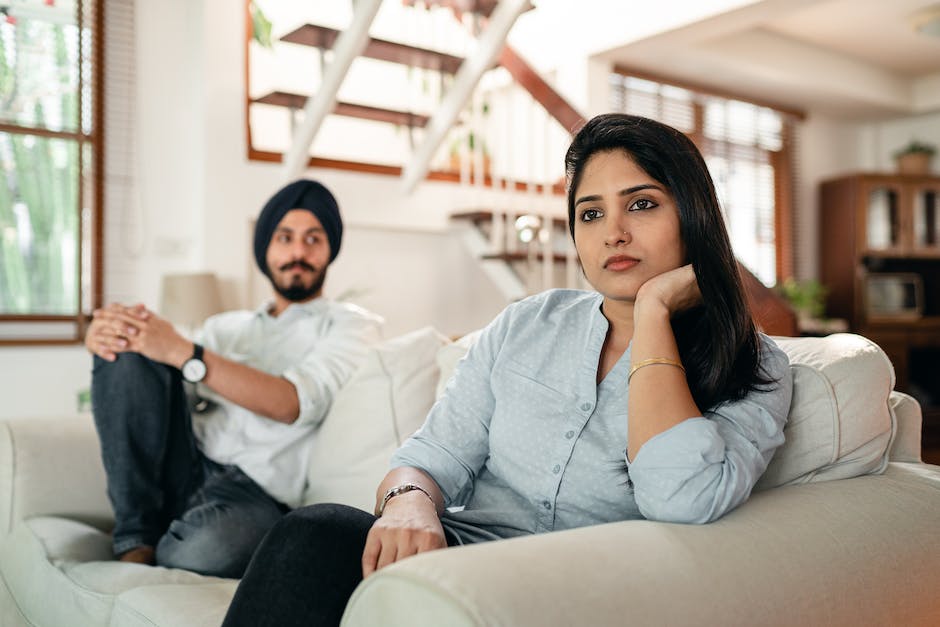 Image depicting the challenges of living with a narcissistic spouse