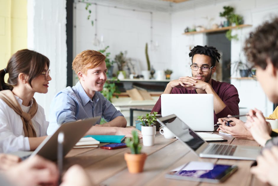 Image of employees in an office working together, fostering corporate culture and interaction.